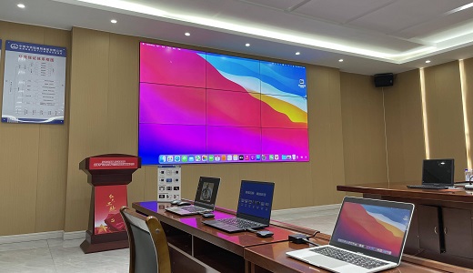 ¿Cómo se integra Video Wall Matrix con su sistema de control de conferencias multimedia?